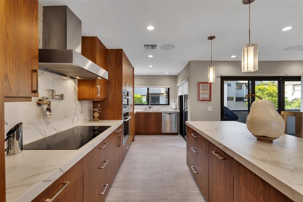 PORTSIDE YACHT CLUB - Residential