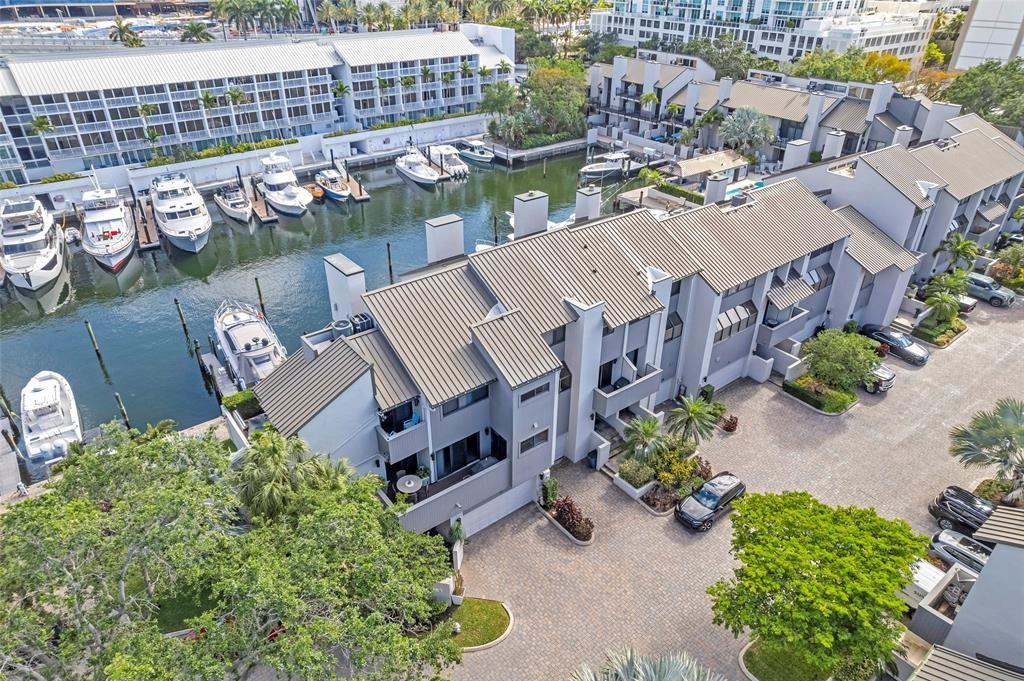 PORTSIDE YACHT CLUB - Residential