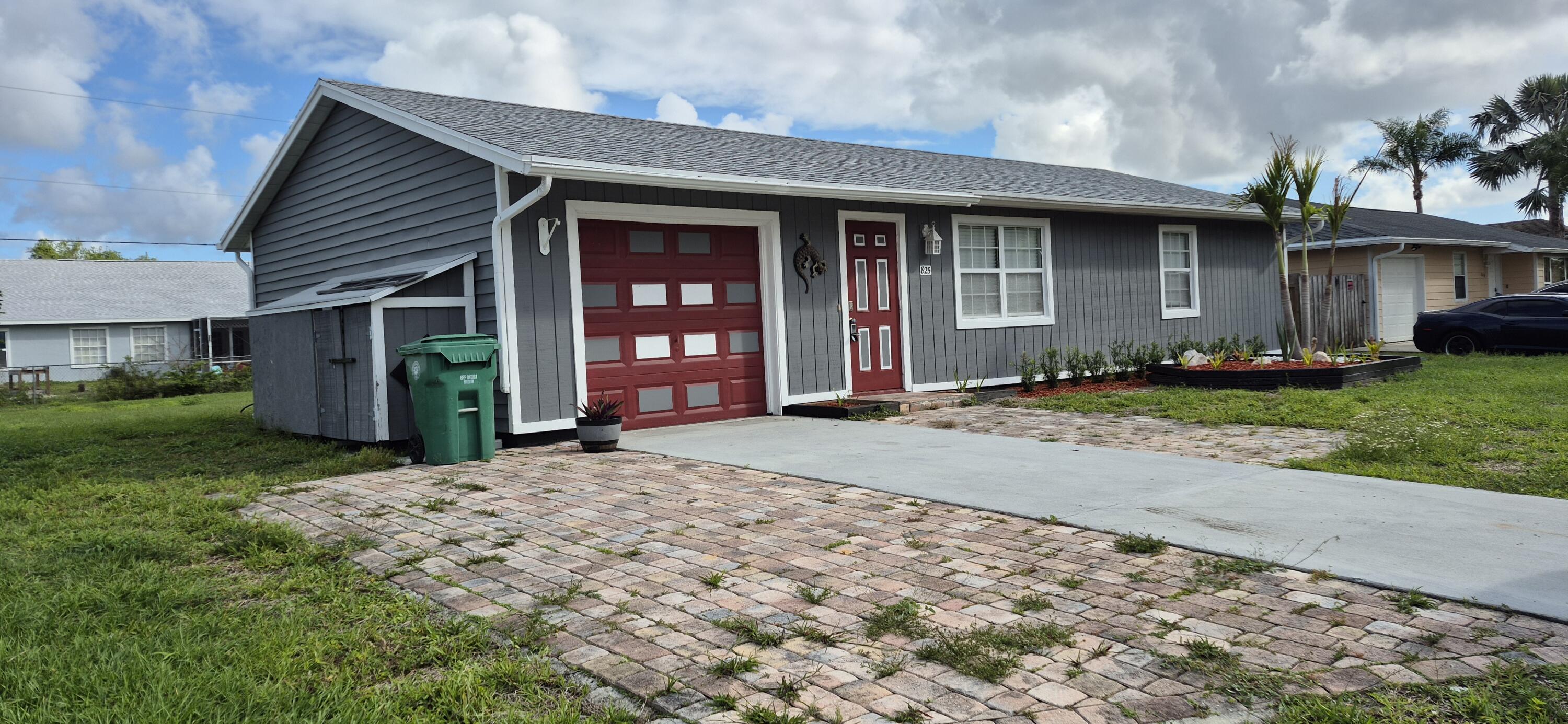 825 SW Canary Terrace