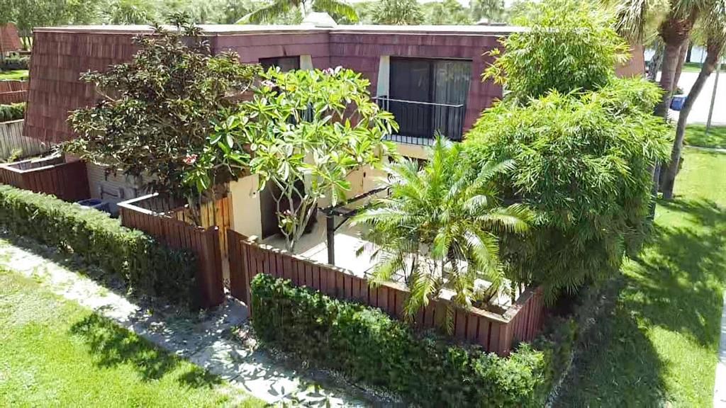 Photo of 102 Live Oak Ln Ln, Boynton Beach, FL 33436 (MLS # R10819643)