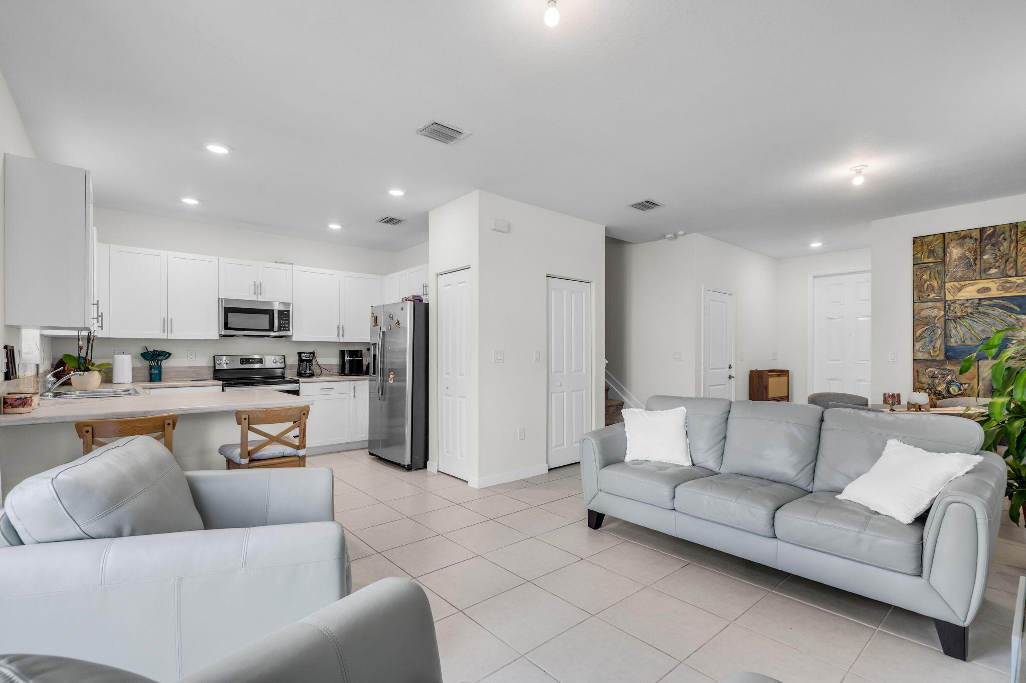 AQUABELLA NORTH REPLAT - Residential Lease