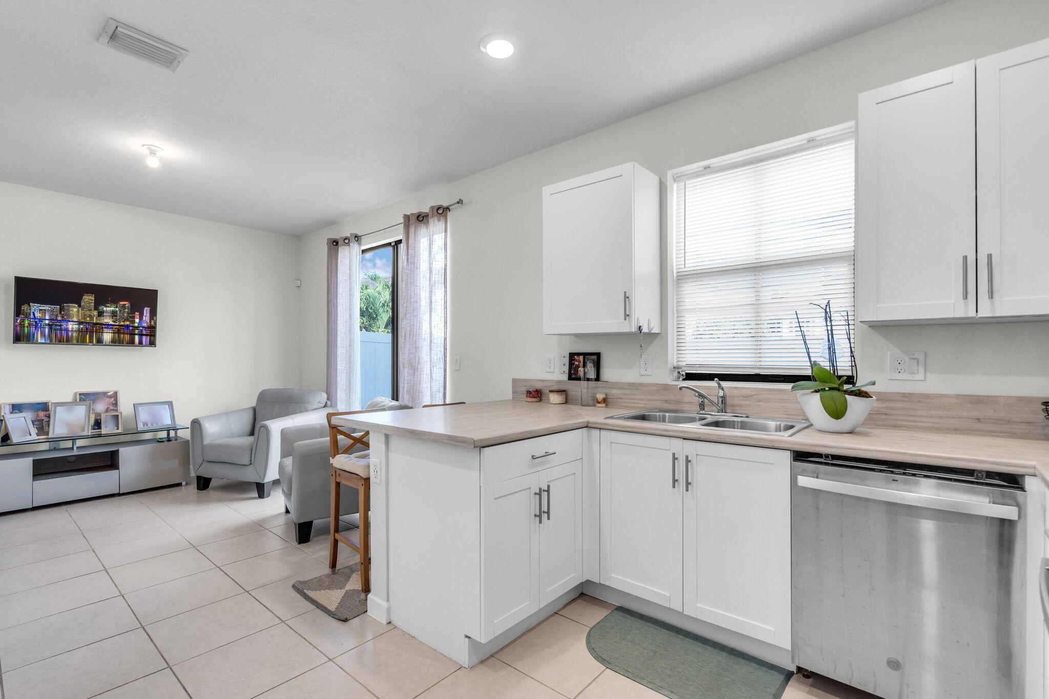 AQUABELLA NORTH REPLAT - Residential Lease