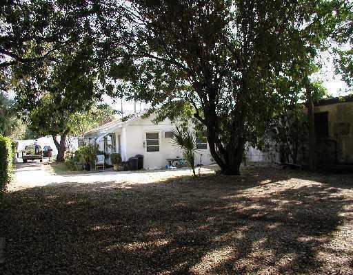 Nice one bedroom one bath, close to everything. Central AC, parking, Tenant just moved out and the unit is being painted. More picture will be posted soon.