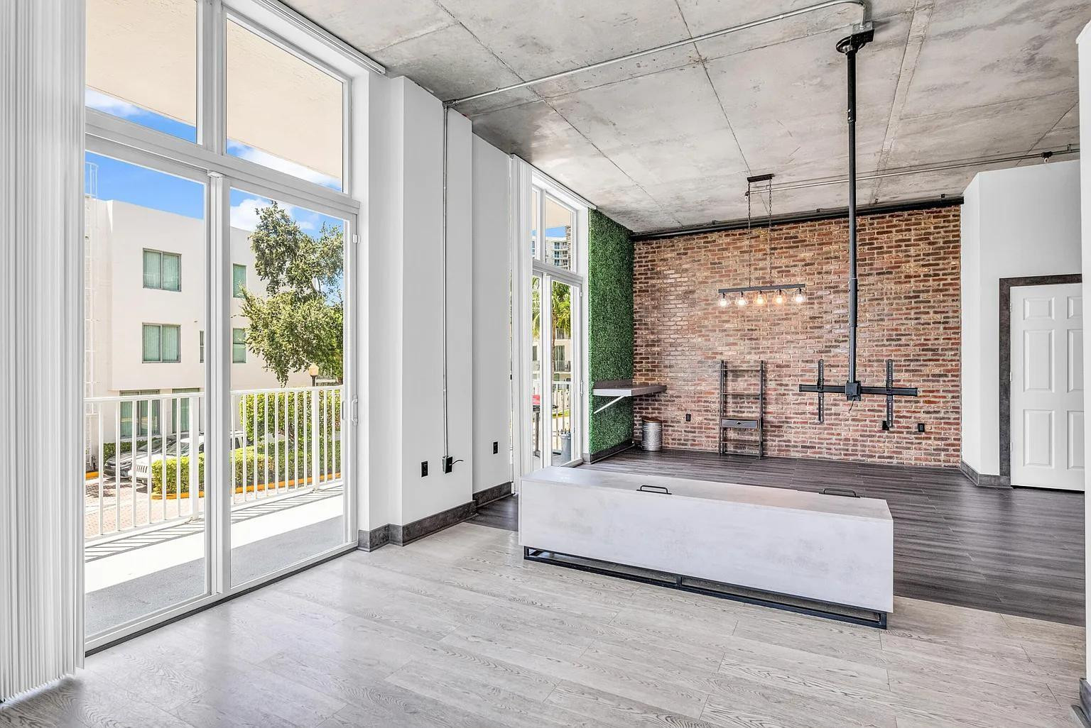 LOFTS AT HOLLYWOODSTATION - Residential