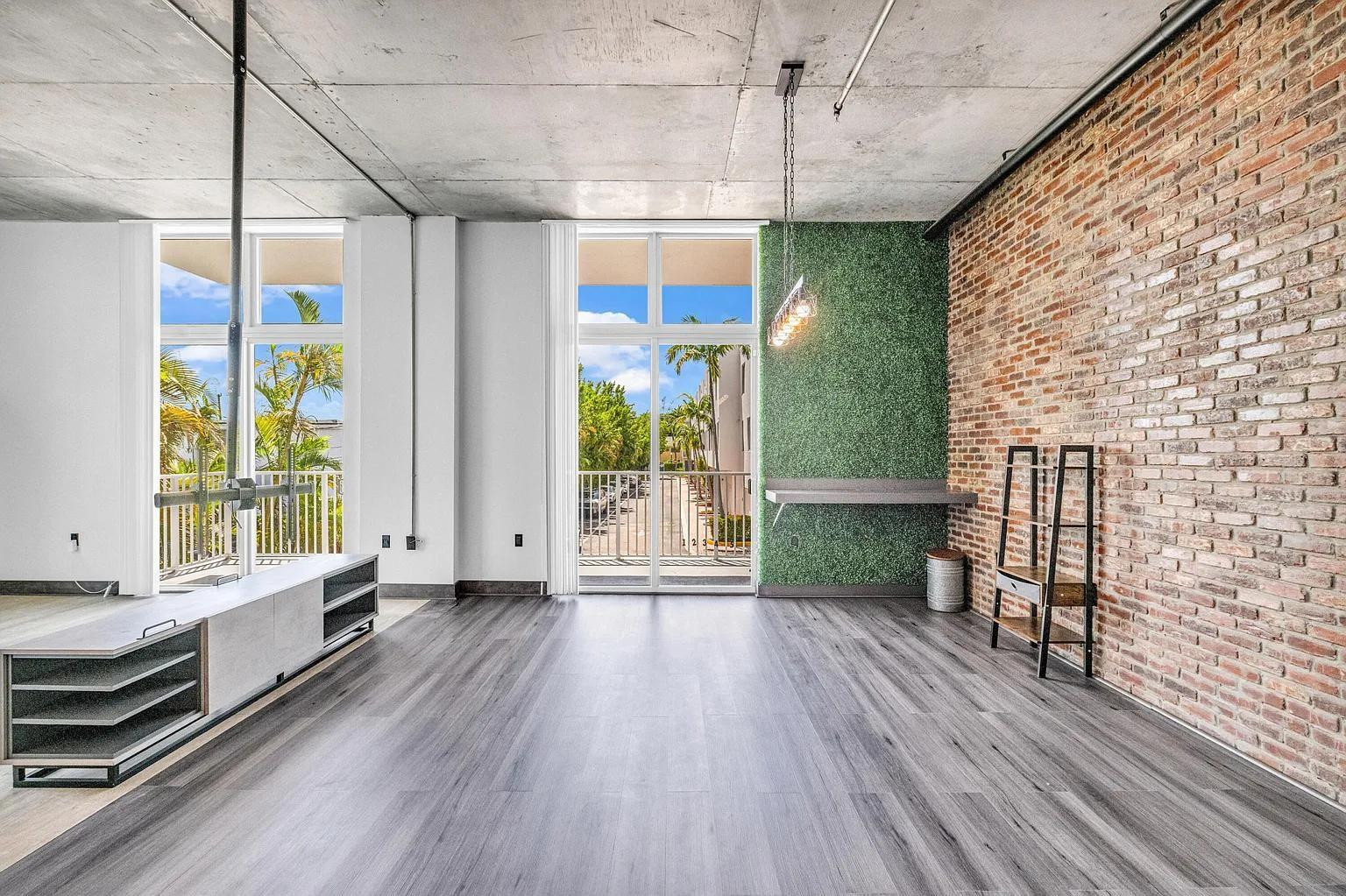 LOFTS AT HOLLYWOODSTATION - Residential