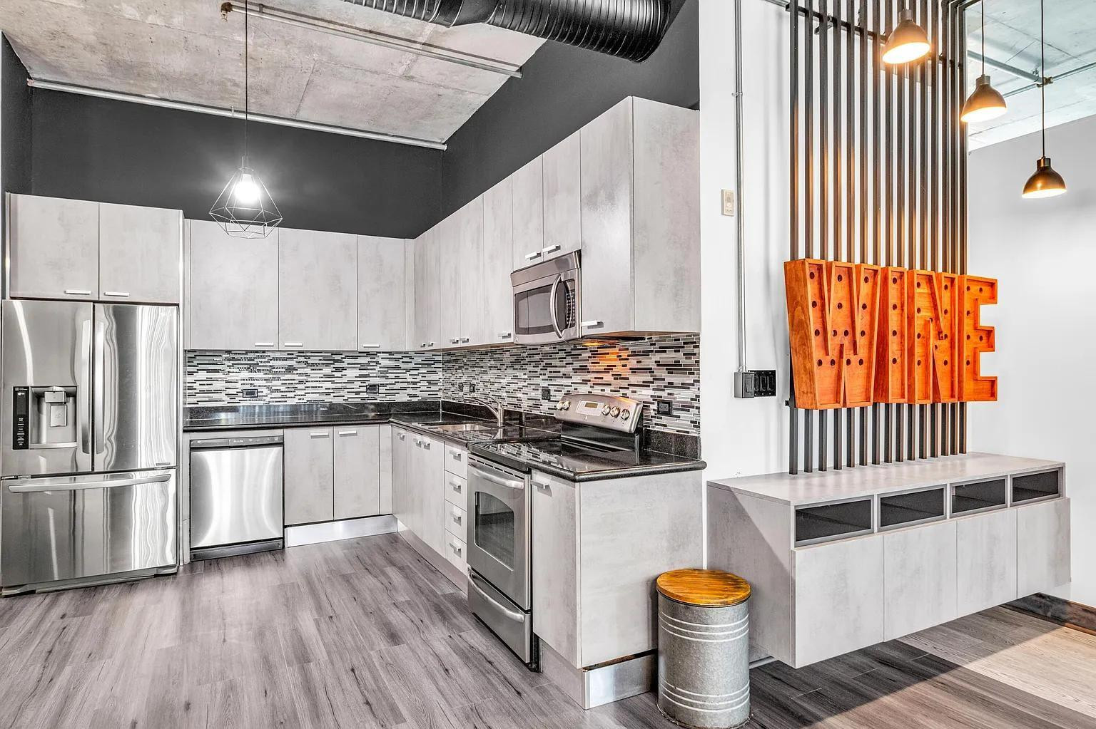 LOFTS AT HOLLYWOODSTATION - Residential