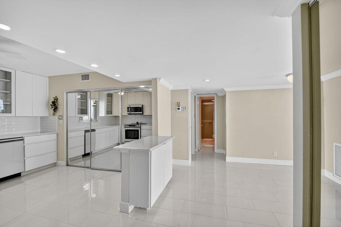 LAKE HARBOUR TOWERS CONDO - Residential