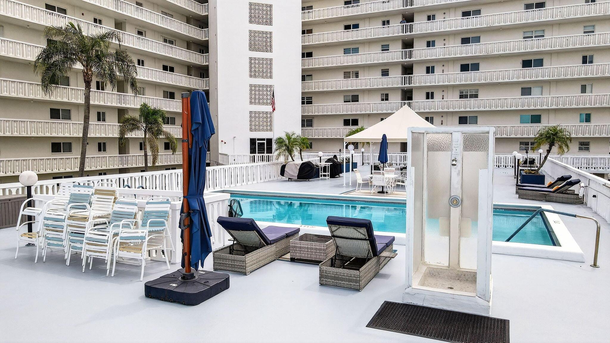 LAKE HARBOUR TOWERS CONDO - Residential