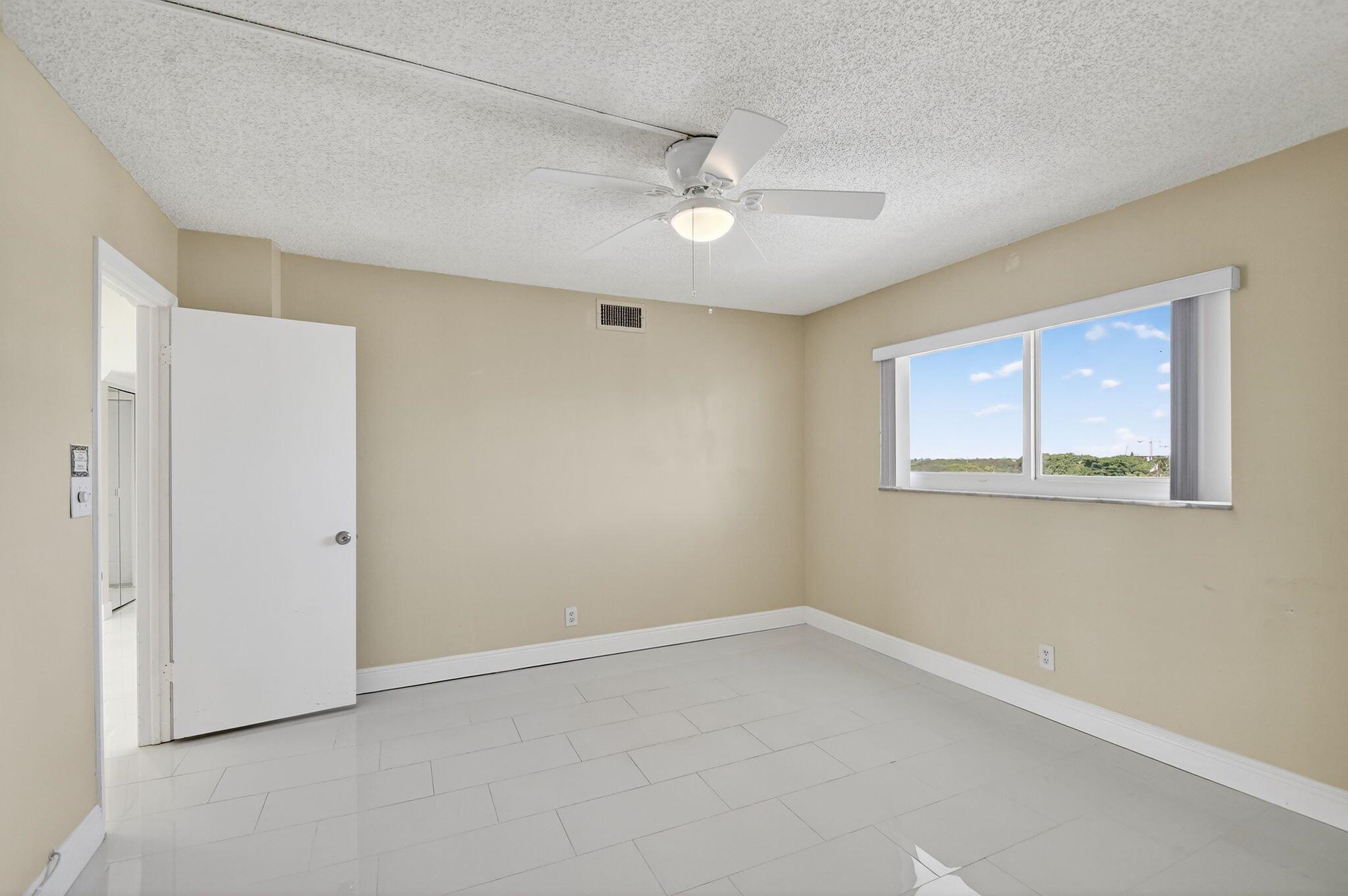 LAKE HARBOUR TOWERS CONDO - Residential