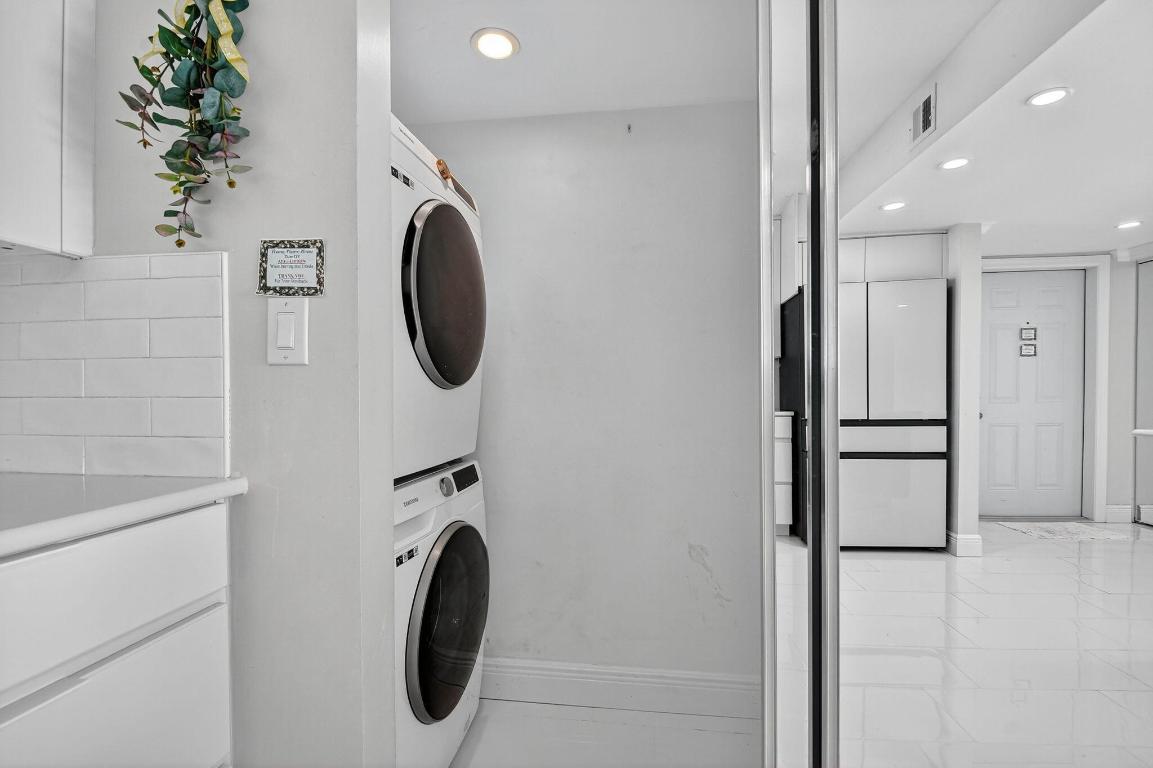 LAKE HARBOUR TOWERS CONDO - Residential