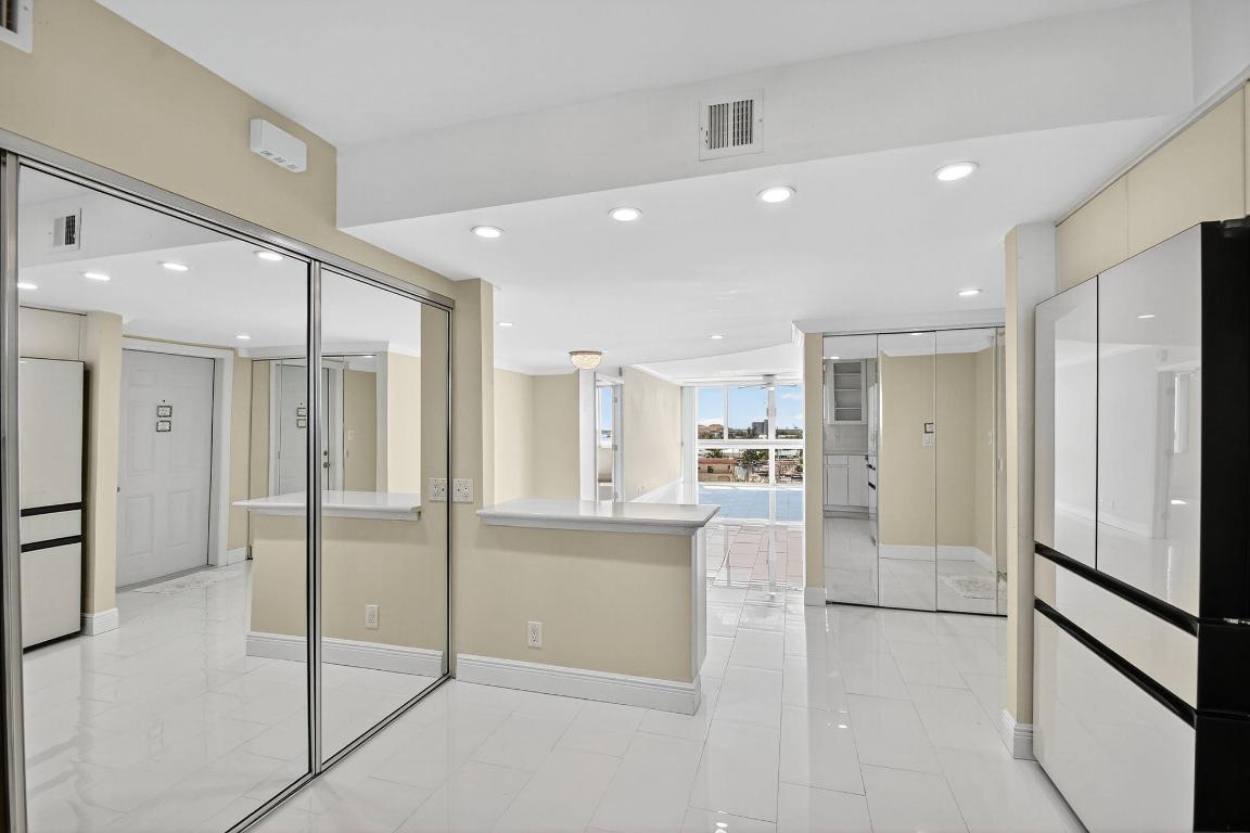 LAKE HARBOUR TOWERS CONDO - Residential