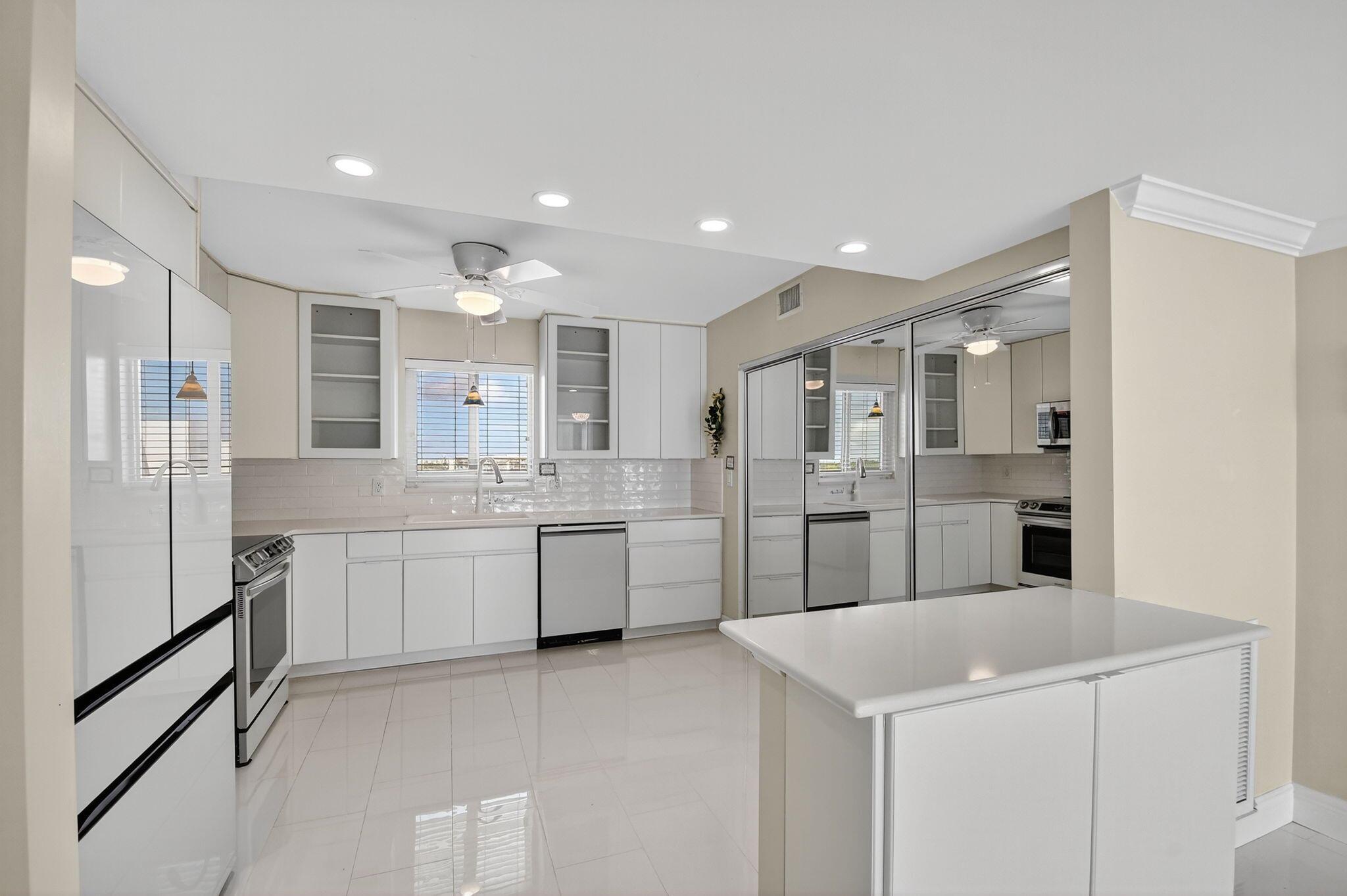 LAKE HARBOUR TOWERS CONDO - Residential
