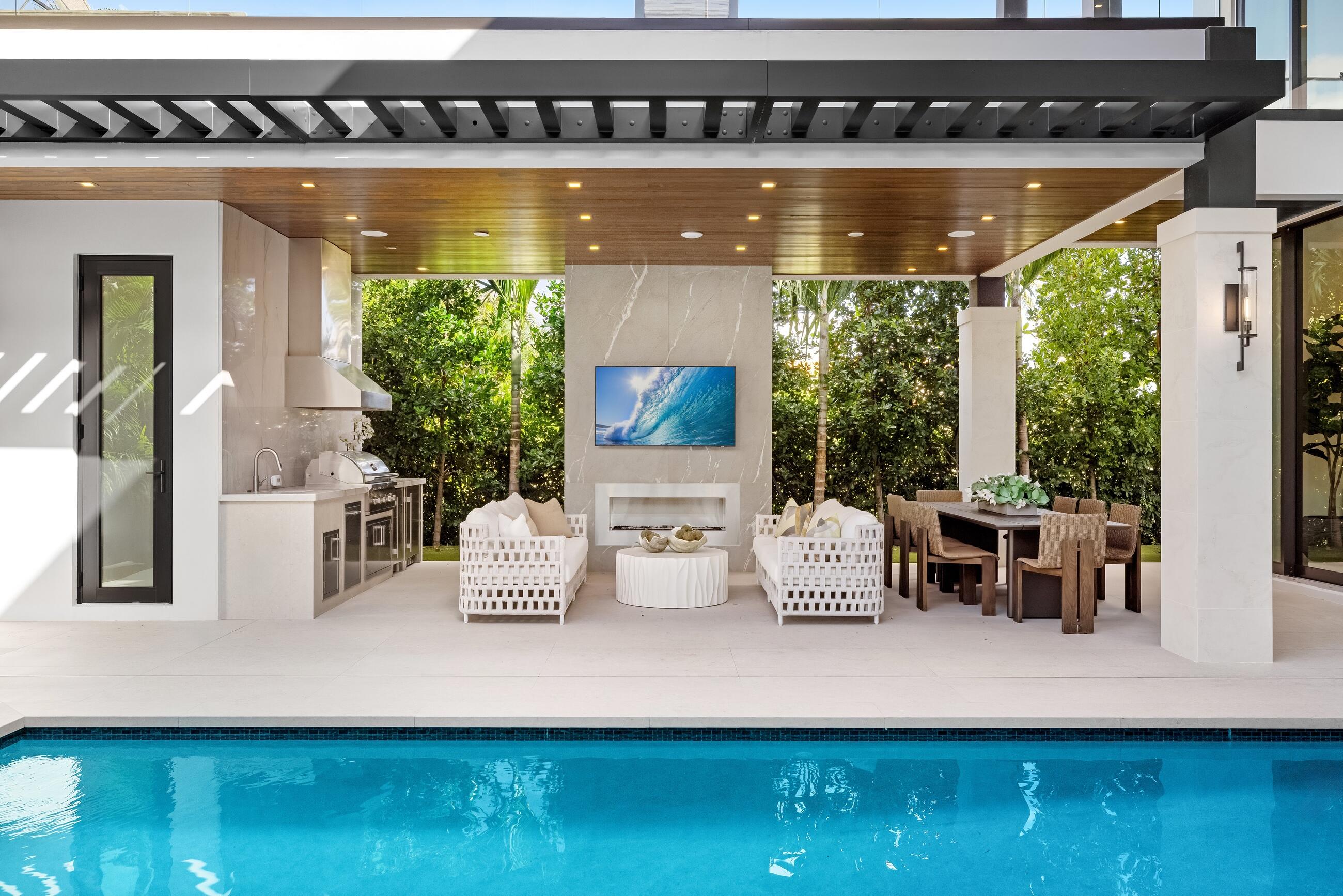 ROYAL PALM YACHT & COUNTRY CLUB - Residential