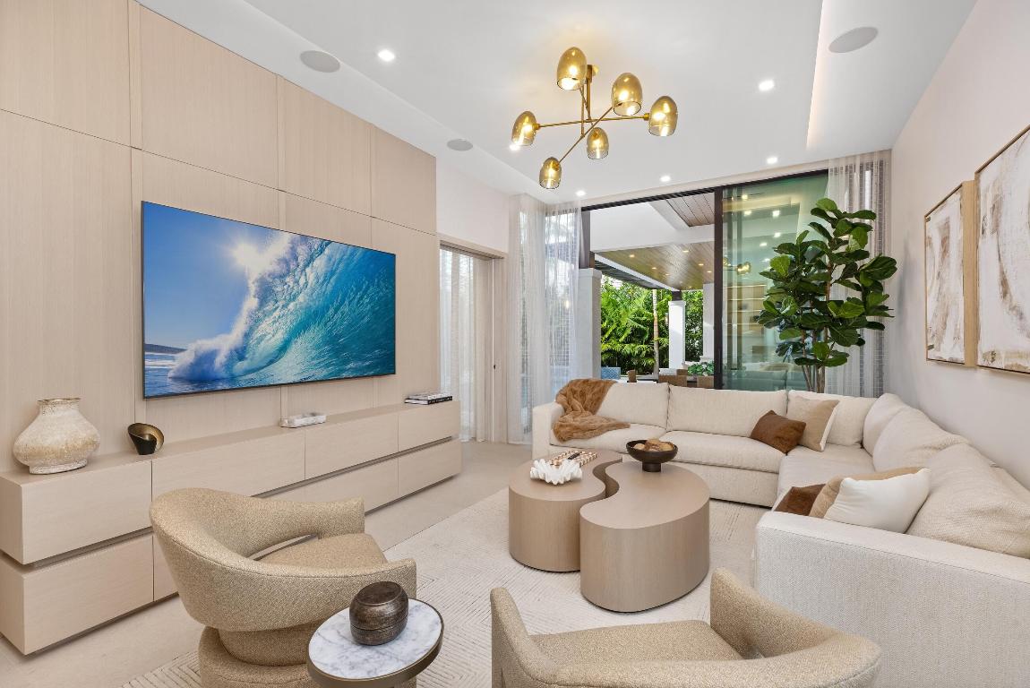 ROYAL PALM YACHT & COUNTRY CLUB - Residential