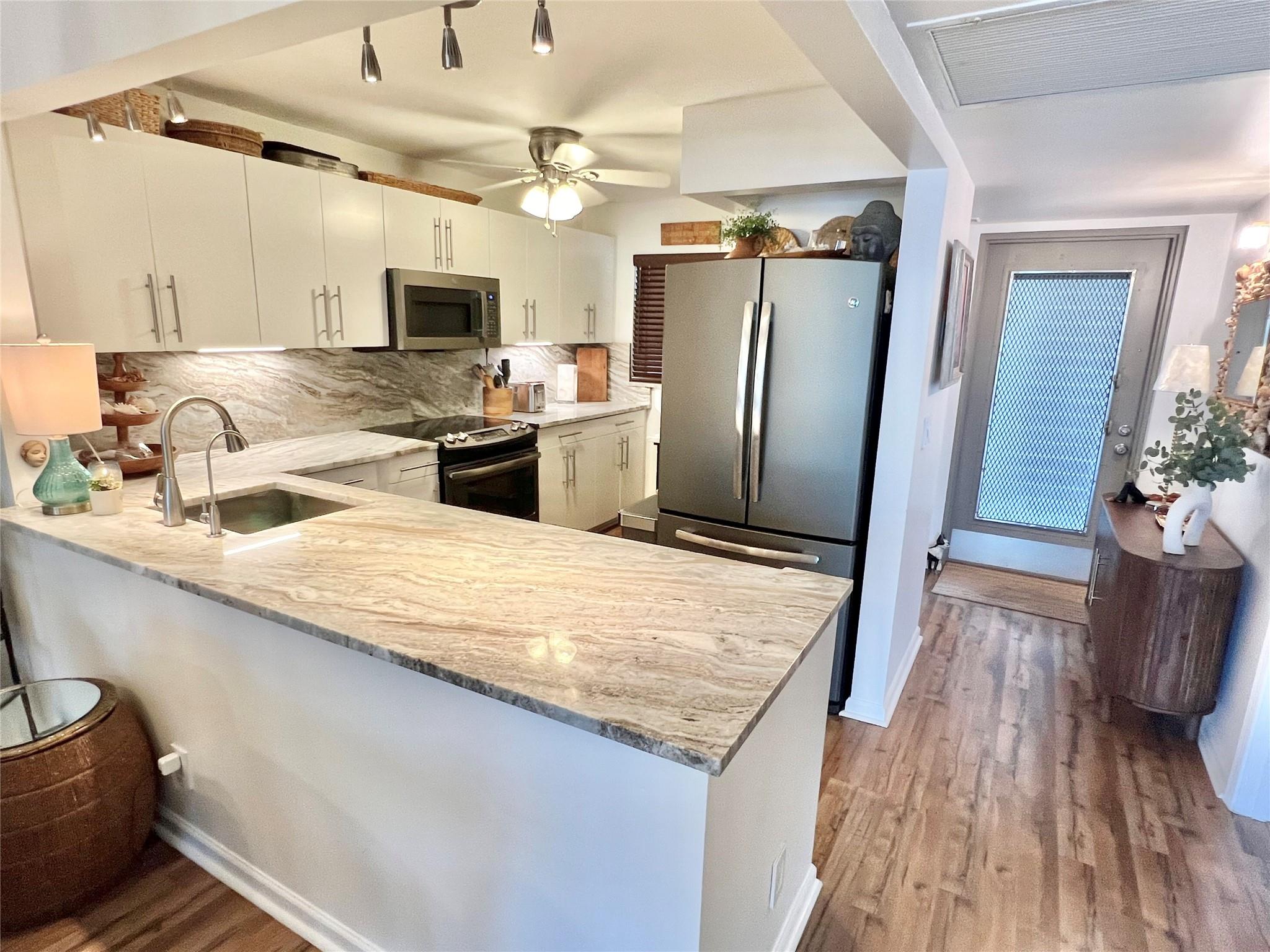 9235 Lagoon Pl 204