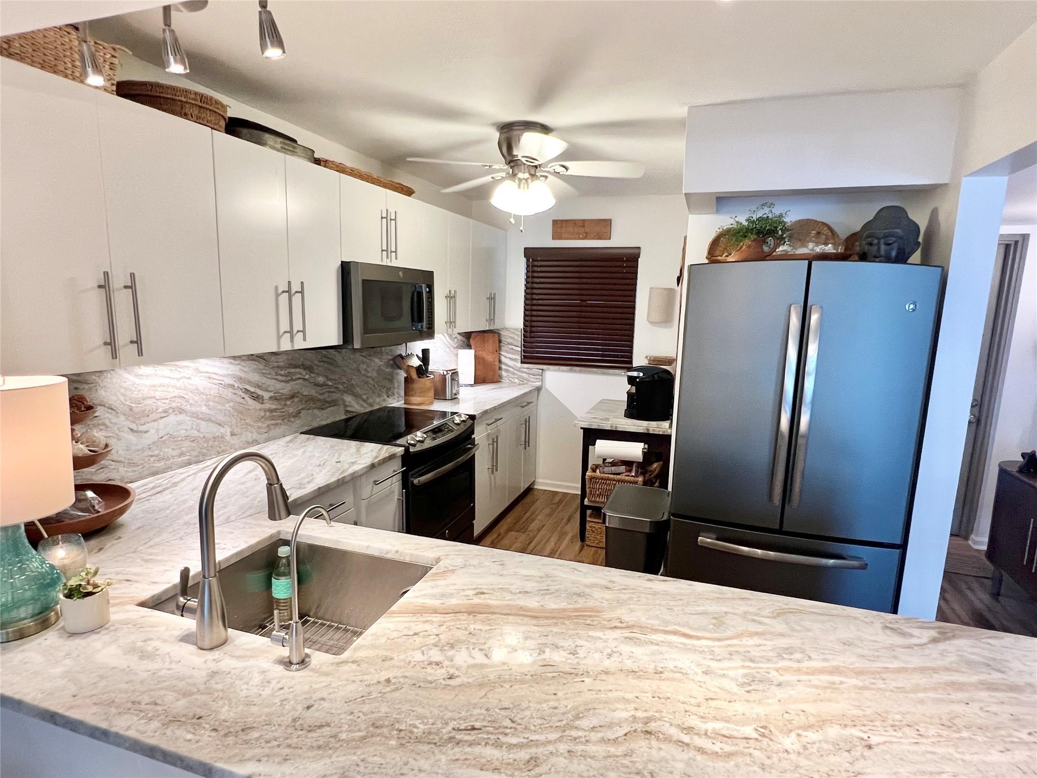 9235 Lagoon Pl 204