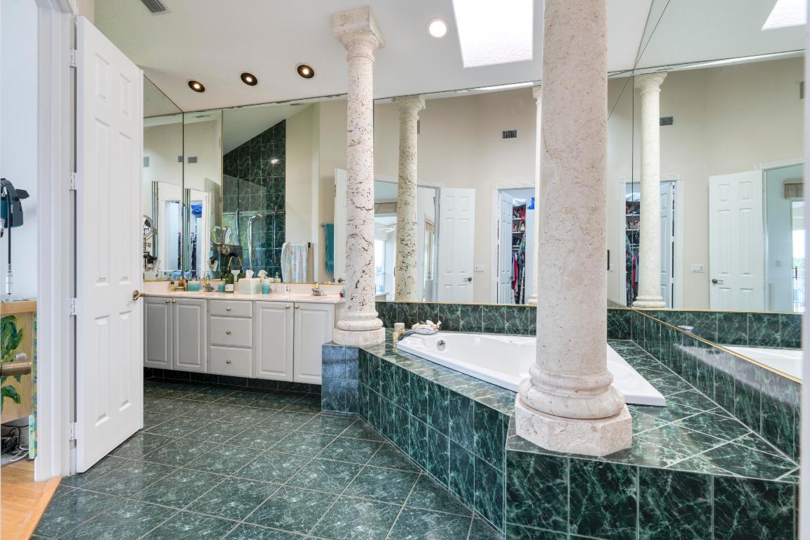 COURTYARD CAY AT OAK HARBOUR - Residential