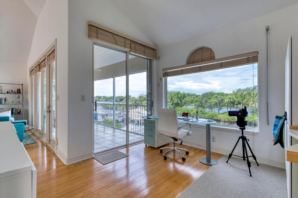 COURTYARD CAY AT OAK HARBOUR - Residential