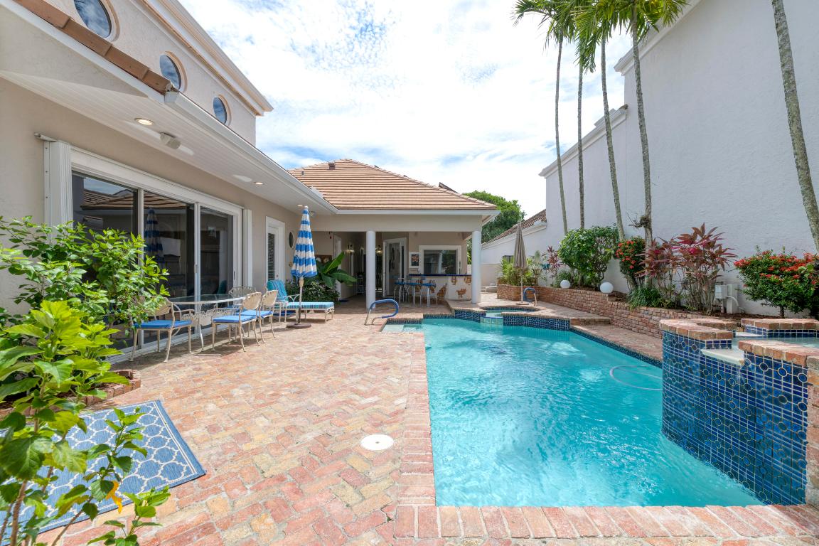 COURTYARD CAY AT OAK HARBOUR - Residential