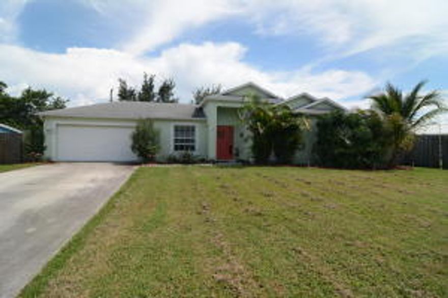 Don't miss this turn key 3/2/2 CBS home in Stuart. This home has vaulted ceilings, eat in kitchen, fenced in backyard, storm shutters. Great location & Priced to sell!!