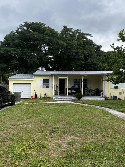 Photo of 1054 Trinidad Avenue, Fort Pierce, FL 34982 (MLS # B26023938)