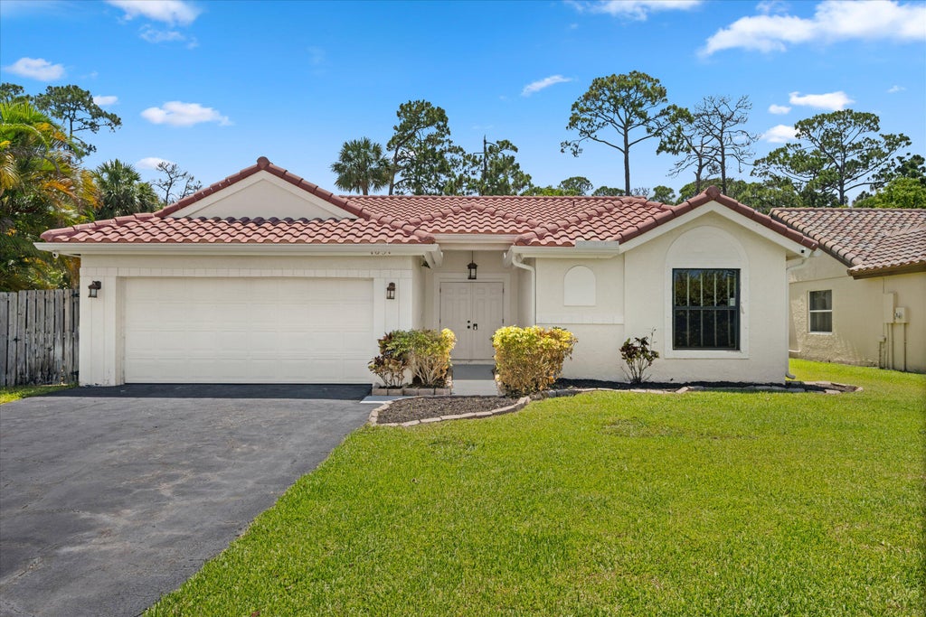 Photo of 1051 New Parkview Place, Haverhill, FL 33417 (MLS # B26045344)
