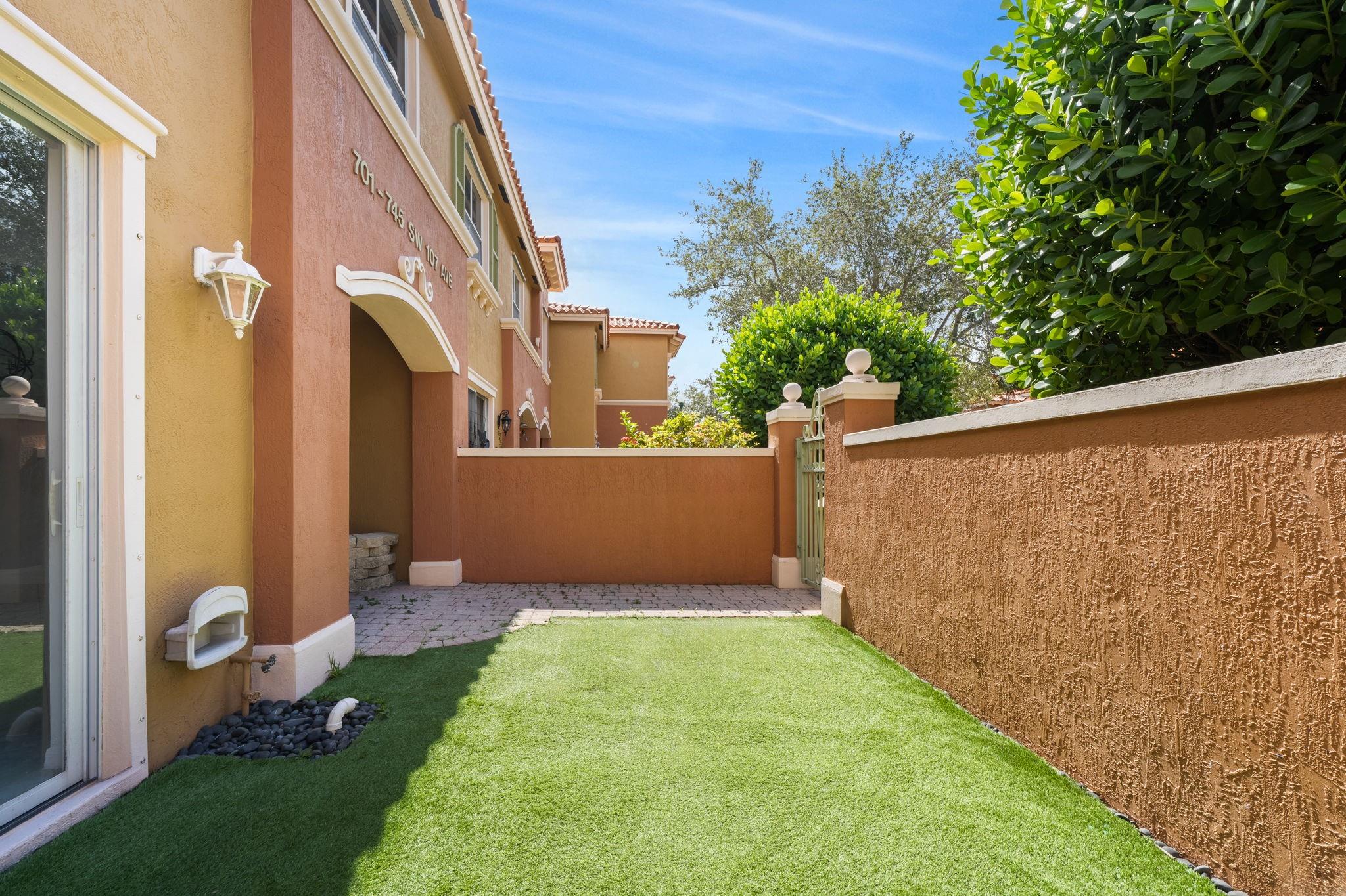 HAMPTON ISLES CONDO - Residential Lease