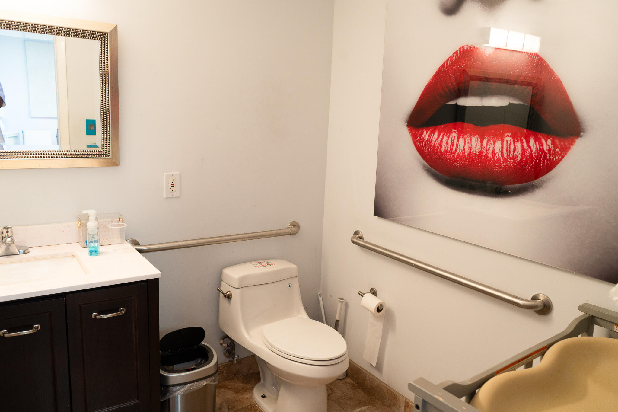 Main image without alt text