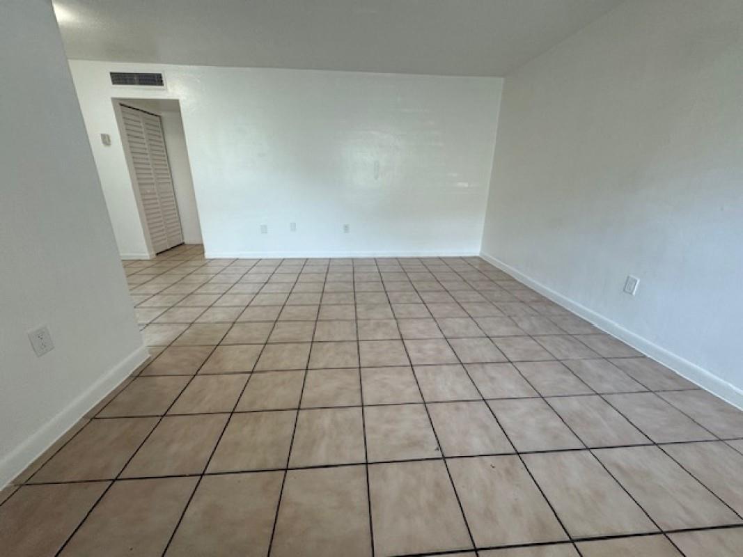 The perfect 1/1 in North Miami Beach! Open layout, central A/C, and prime East Biscayne location. Close to Aventura Mall, beaches, and new developments like Nexo and Solé Mia with a 7-acre swimmable lagoon. Perfect for comfort, convenience, and vibrant living. Schedule your tour today!