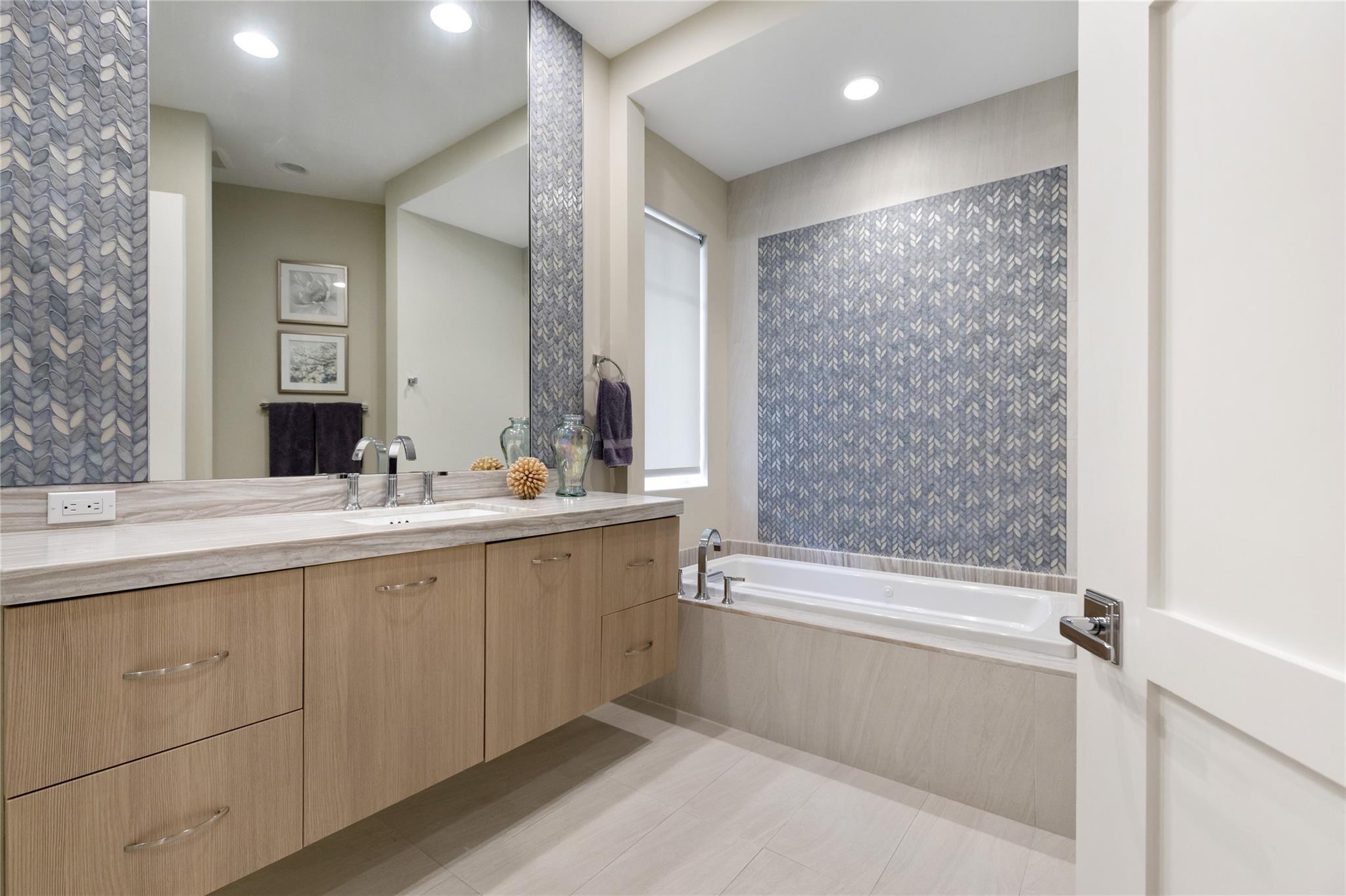 LIGHTHOUSE POINT - Residential