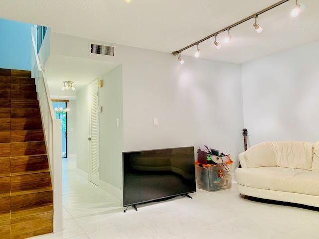 VISTA GARDENS I CONDO - Residential