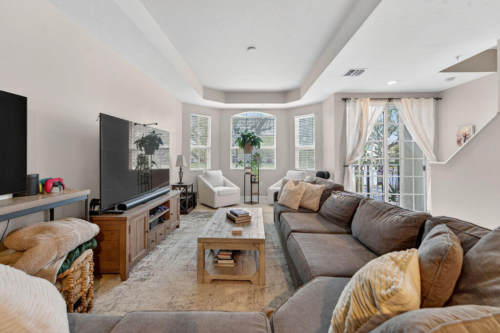 HARBOUR OAKS - Residential Lease