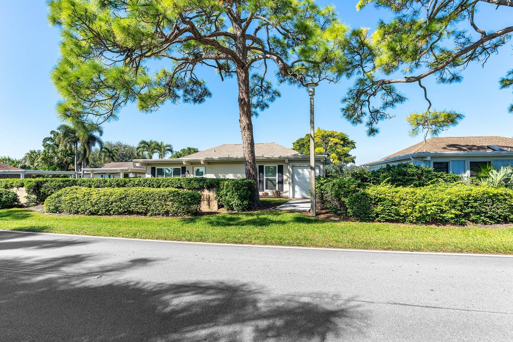 Photo of 13731 Eastpointe Way, Palm Beach Gardens, FL 33418 (MLS # B26076866)