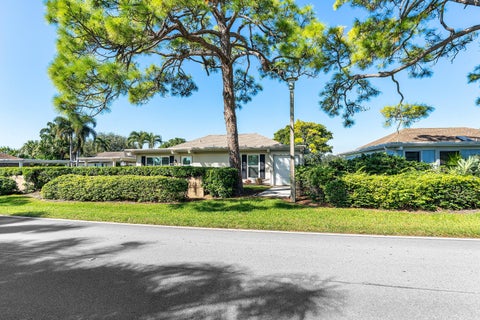 Photo of 13731 Eastpointe Way, Palm Beach Gardens, FL 33418 (MLS # B26076866)