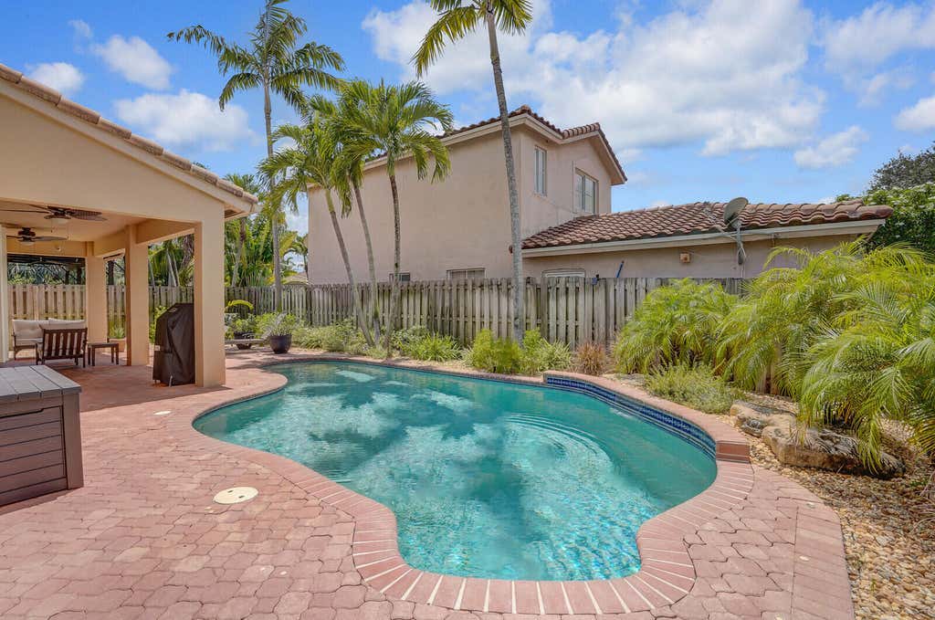 Photo of 317 E Garden Cove Circle, Davie, FL 33325 (MLS # B26066749)