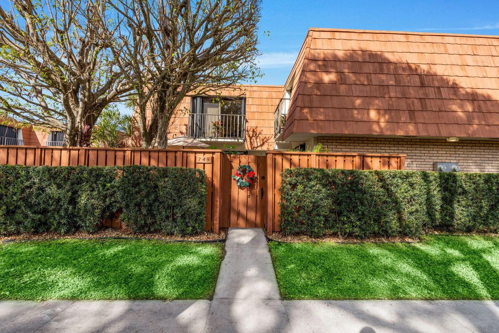 Photo of 749 Buttonwood Lane, Boynton Beach, FL 33436 (MLS # R11162344)