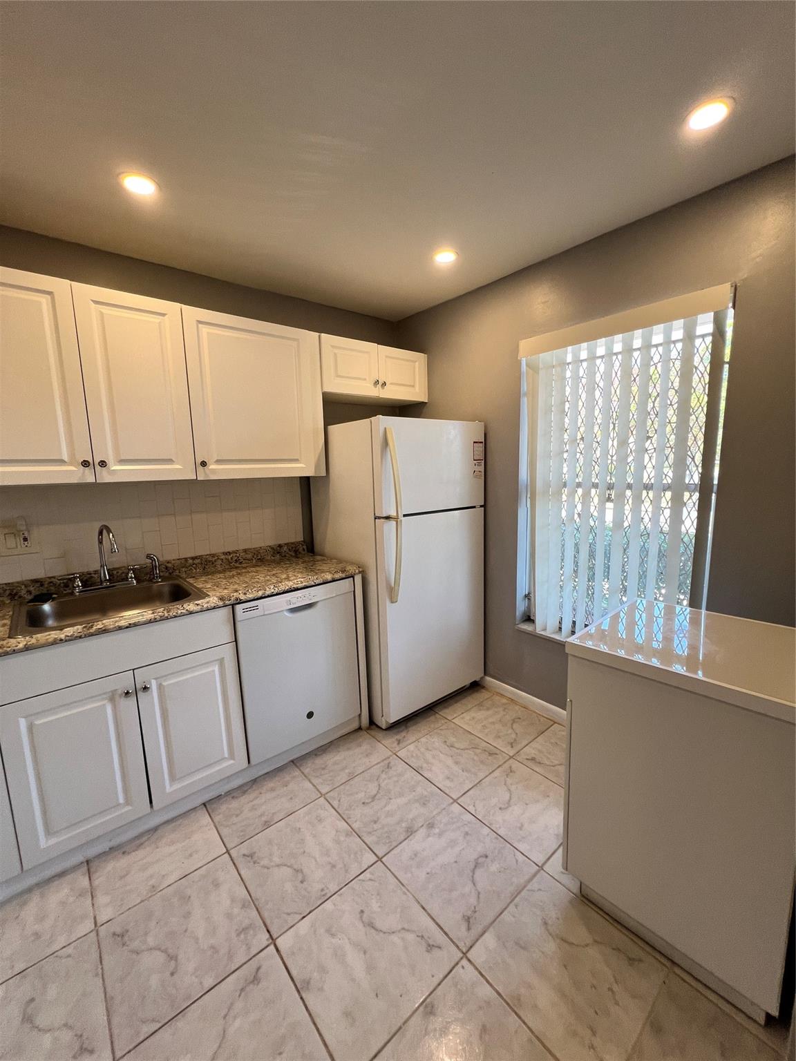Beautiful 2/2 unit with loads of natural light, update kitchen and tile floors. Gated community, pool and much more..Vacant, easy to show: use ShowingTime; 55+ Community, 675 credit score required.