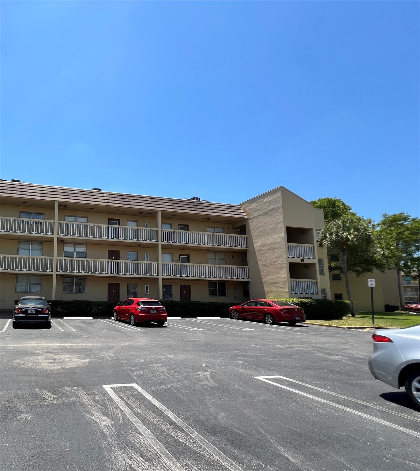 Beautiful 2/2 unit with loads of natural light, update kitchen and tile floors. Gated community, pool and much more..Vacant, easy to show: use ShowingTime; 55+ Community, 675 credit score required.
