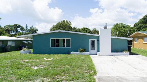Single Family Residence in Fort Pierce FL 1013 Hispana Avenue Ave.jpg