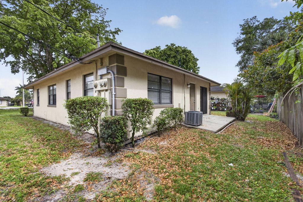 Photo of 4726 Summit Boulevard, West Palm Beach, FL 33415 (MLS # B26014602)