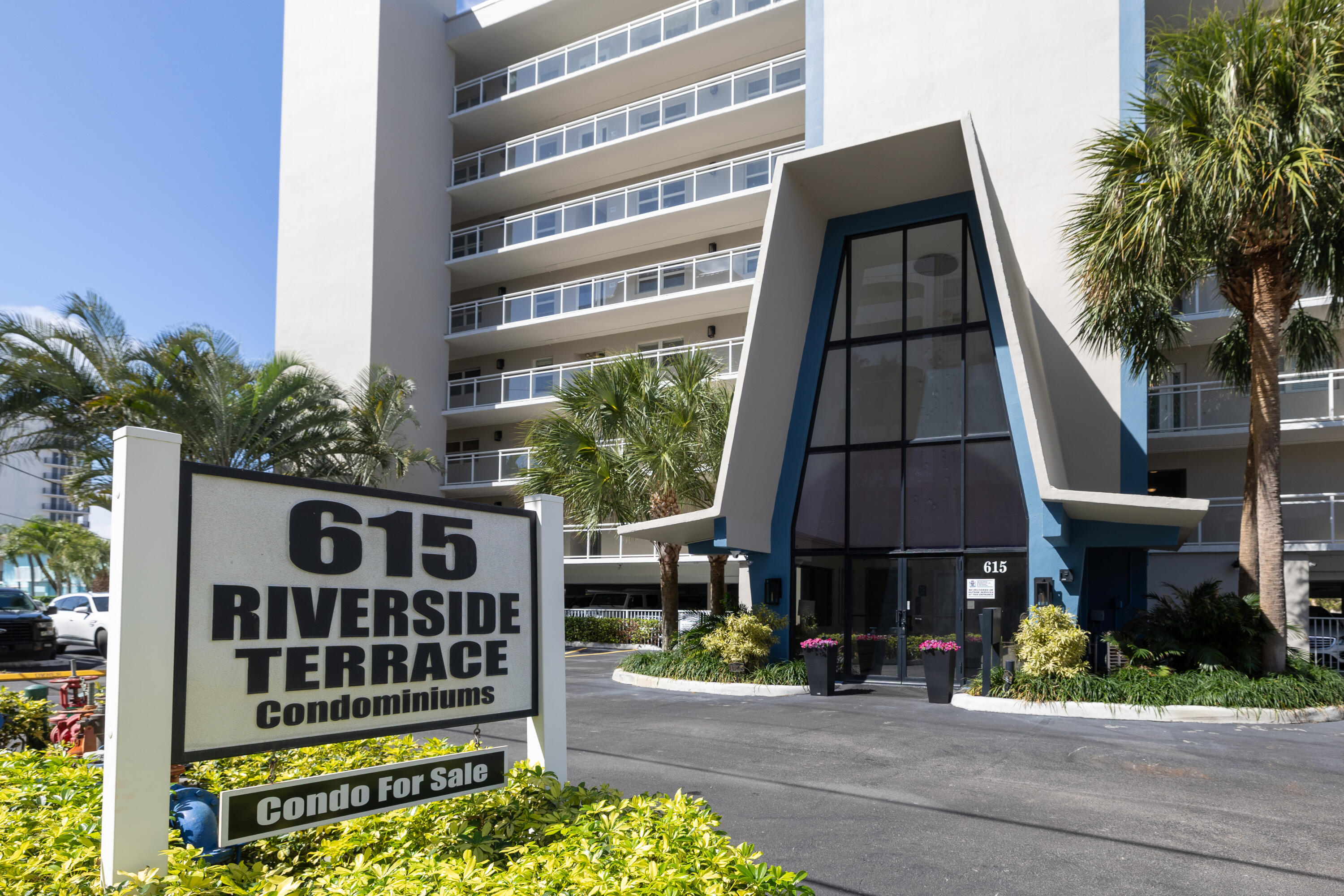 615 N Riverside Drive 301