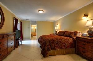 ROYAL PALM YACHT & COUNTRY CLUB - Residential Lease