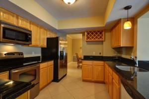 ROYAL PALM YACHT & COUNTRY CLUB - Residential Lease