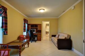 ROYAL PALM YACHT & COUNTRY CLUB - Residential Lease