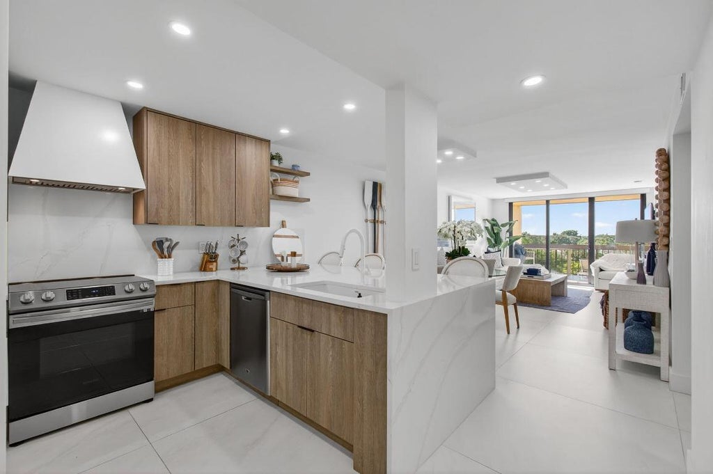 Photo of 600 Egret Circle #7501, Delray Beach, FL 33444 (MLS # R11131561)