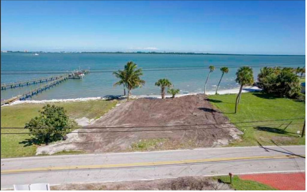 Photo of 1033 S Indian River Drive, Fort Pierce, FL 34950 (MLS # R11053687)