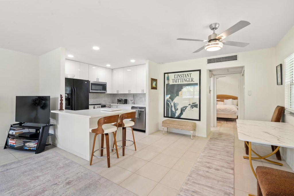 Photo of 27 WATERFORD B, Delray Beach, FL 33446 (MLS # B26086695)