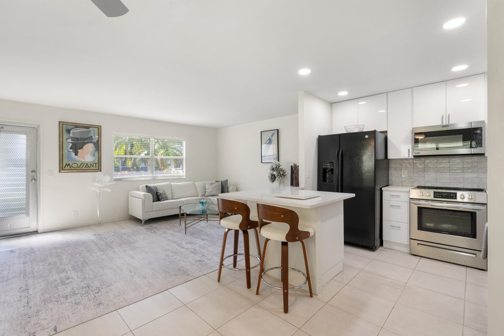Photo of 27 WATERFORD B, Delray Beach, FL 33446 (MLS # B26086695)