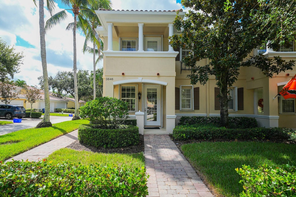 Photo of 3846 GREENWAY Drive, Jupiter, FL 33458 (MLS # B26090485)