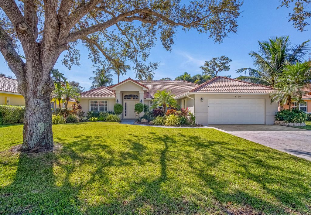 Photo of 3720 Beachwood Drive, Delray Beach, FL 33445 (MLS # R11038195)